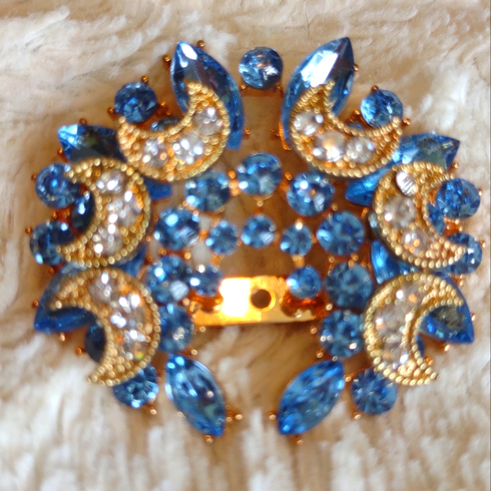 Sindary Pretty 2.17" Half Moon Brooch Pin Blue Austrian Crystal. NWOT